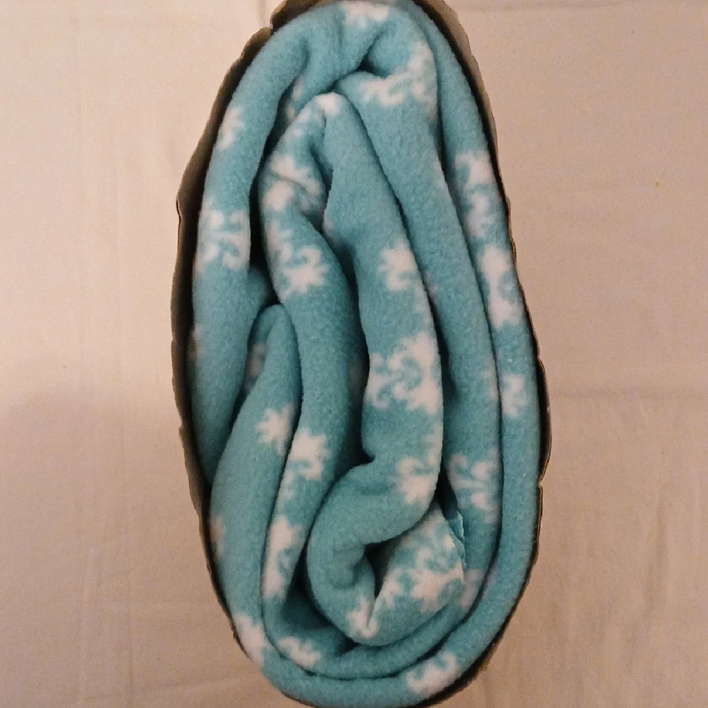 No Sew Fleece Throw with Snowflake Pattern